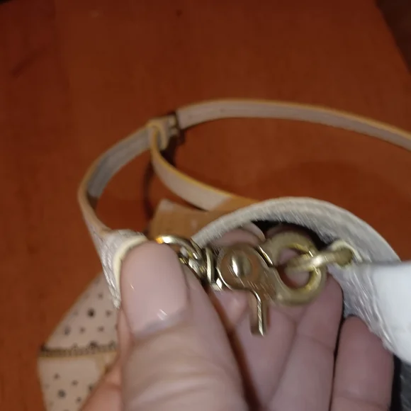 BOTKIER Elegant White Perforated Tote Bag in EUC Comes w Detachable Wristlet - Picture 16 of 17